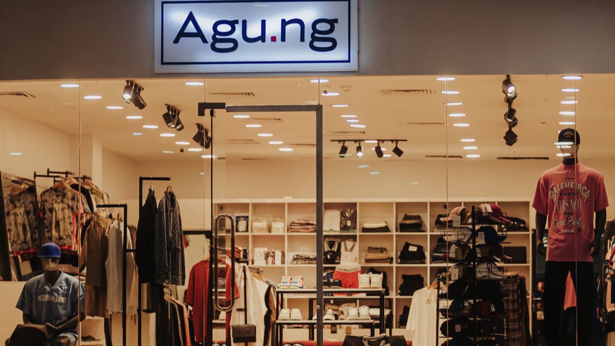 奥特莱斯村的品牌门店沿街排开，逛之前列好清单更省时间