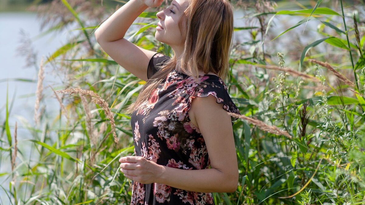 女生穿碎花连衣裙在湖边,夏裙好不好穿一半看面料是否透气