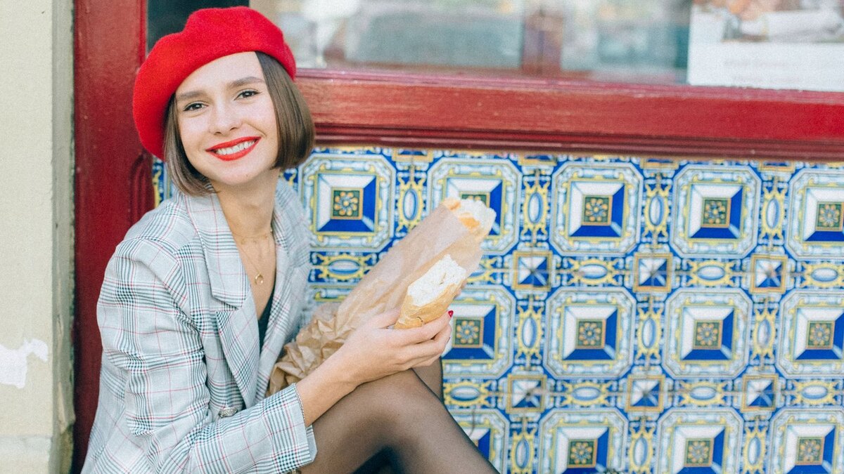 红色贝雷帽配格纹外套，法式（French girl）穿搭的经典示意