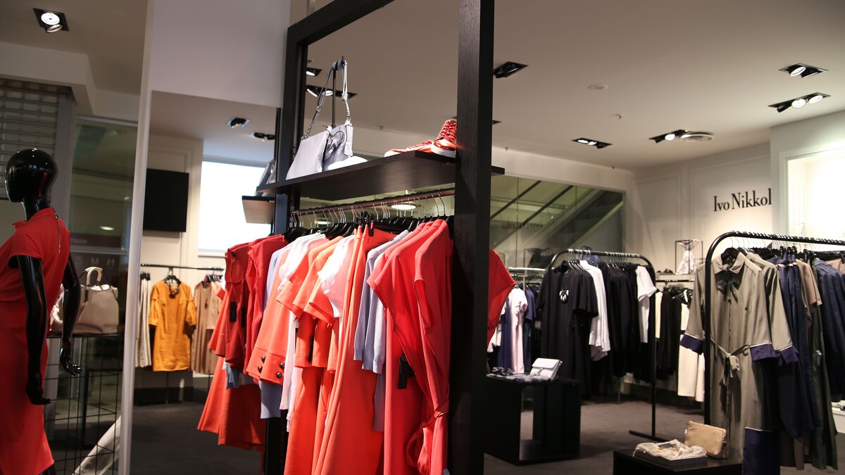 店内成排的冬季外套与服饰,打折季补大件的好时机